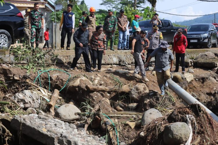 Pj Bupati Bupati Lampung Barat Tinjau Dampak Banjir di Bandar Negeri Suoh