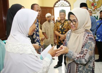 Wali Kota Pematangsiantar Serahkan Zakat Kepada 1100 Mustahiq Yang Disalurkan Baznas