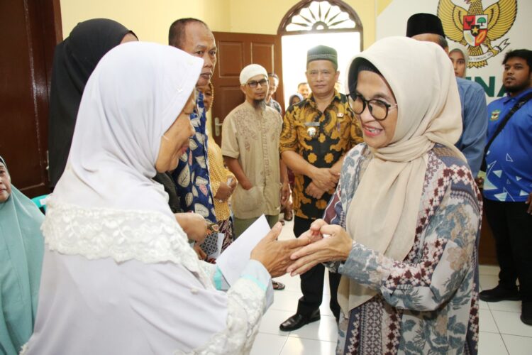 Wali Kota Pematangsiantar Serahkan Zakat Kepada 1100 Mustahiq Yang Disalurkan Baznas