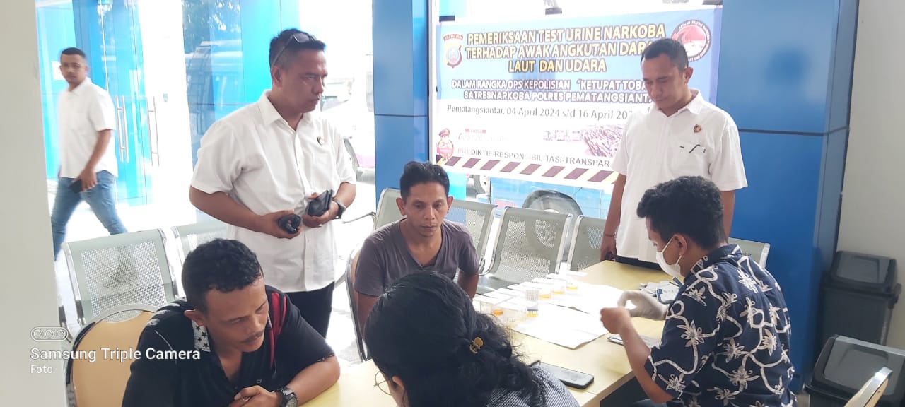 Polres Pematang Siantar Test Urine 18 Pengemudi Bus Angkutan Lebaran Tahun 2024