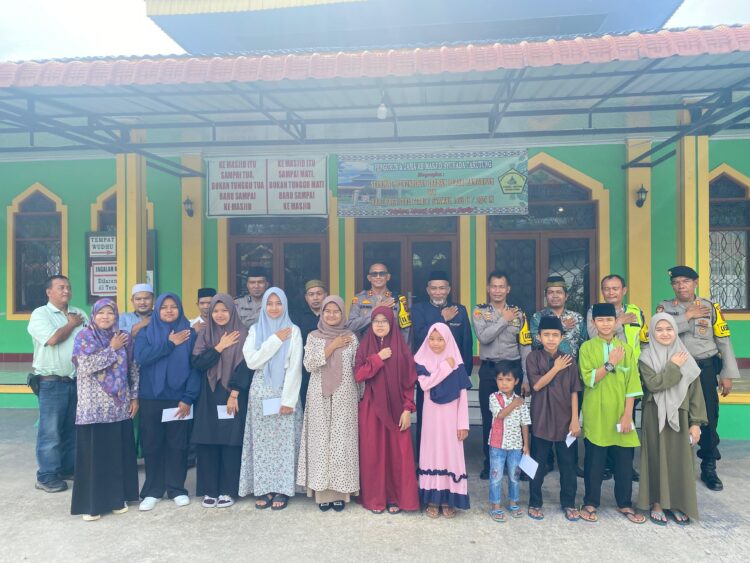 Kapolres Taput Serahkan Paket Lebaran Kapolda Sumut Kepada Anak Yatim Dan Sejumlah Tokoh Muslim