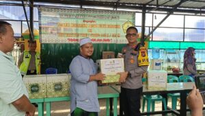 Kapolres Taput Serahkan Paket Lebaran Kapolda Sumut Kepada Anak Yatim Dan Sejumlah Tokoh Muslim