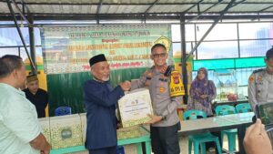 Kapolres Taput Serahkan Paket Lebaran Kapolda Sumut Kepada Anak Yatim Dan Sejumlah Tokoh Muslim