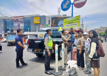 Polres Pematangsiantar Pasang Spanduk Petunjuk Arah Jalan Alternatif 