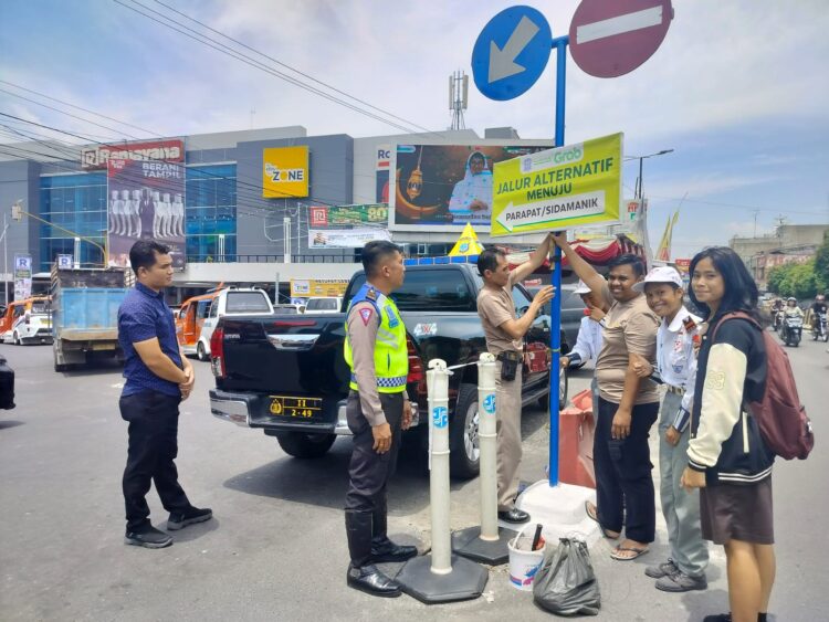 Polres Pematangsiantar Pasang Spanduk Petunjuk Arah Jalan Alternatif 