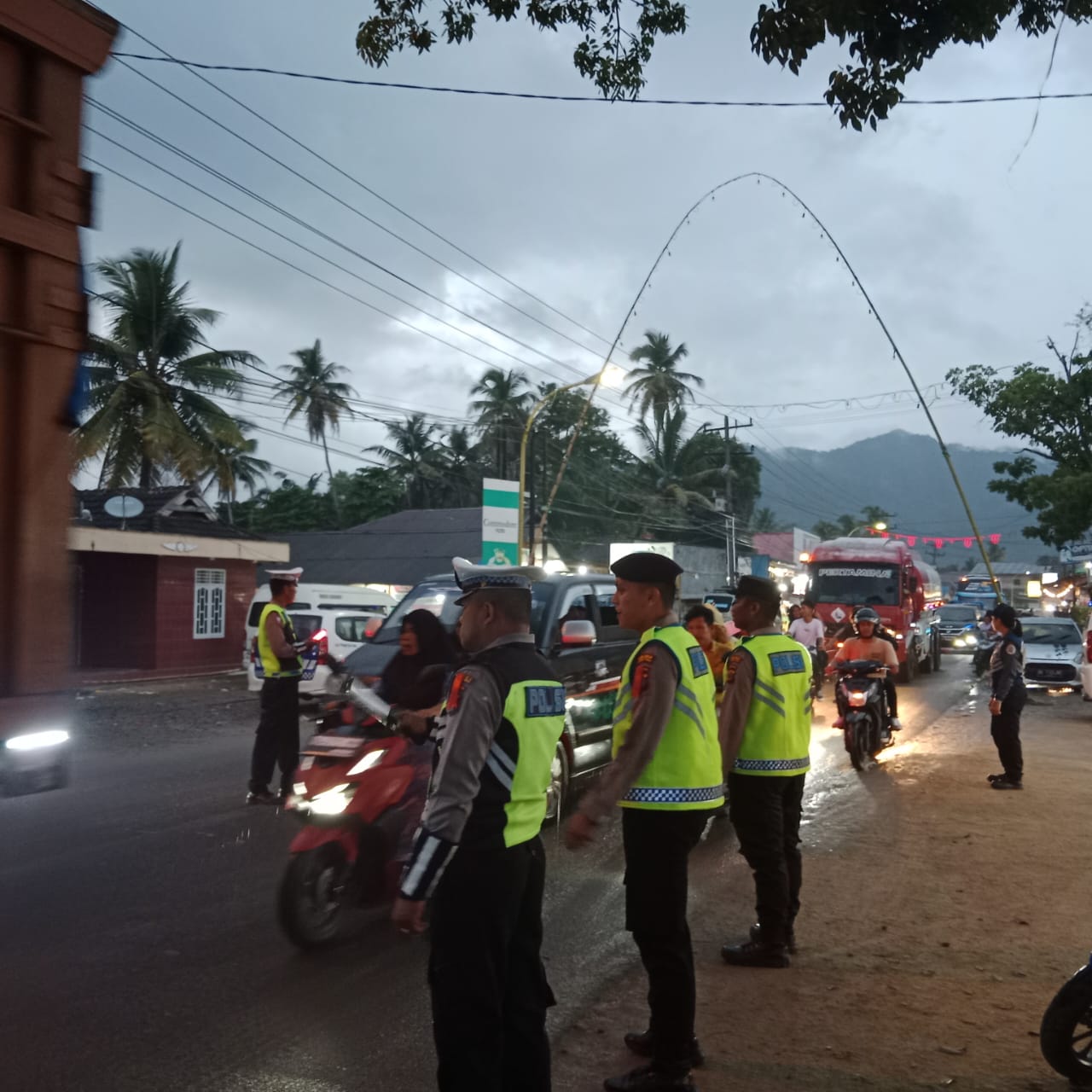 Polres Tapteng Siaga Dilokasi Rawan Kemacetan Arus Balik Lebaran Polres Tapteng Siaga Dilokasi Rawan Kemacetan Arus Balik Lebaran