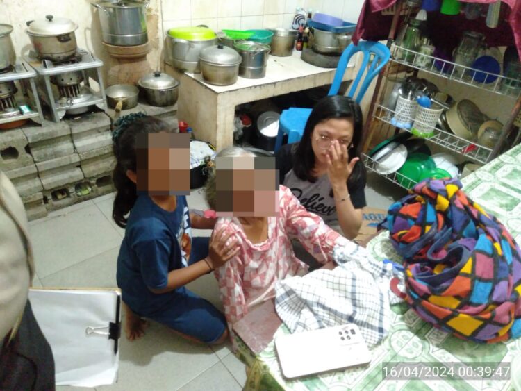 Polsek Siantar Martoba Bantu Selamatkan Wanita Uzur yang Terpeleset dan Terkunci 5 Hari Di Rumah