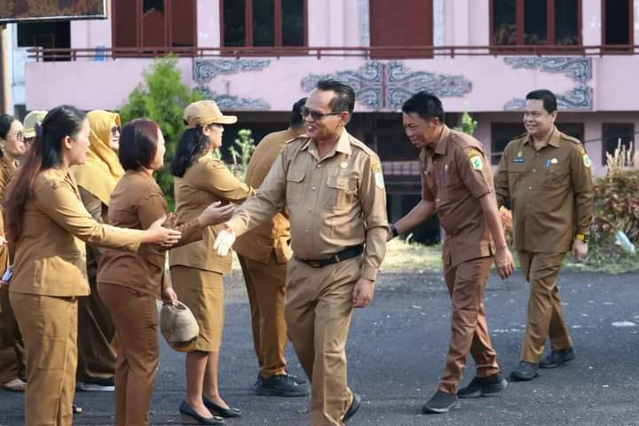 Usai Libur Lebaran, Aparatur Pemkab Pakpak Bharat Laksanakan Apel Gabungan Usai Libur Lebaran, Aparatur Pemkab Pakpak Bharat Laksanakan Apel Gabungan