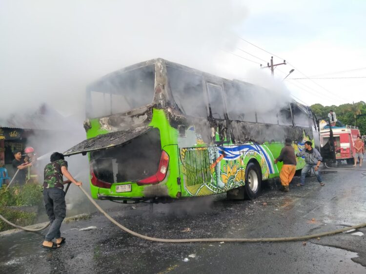 Bus Rombongan Siswa SMA Terbakar, Polres Simalungun Bantu Evakuasi 