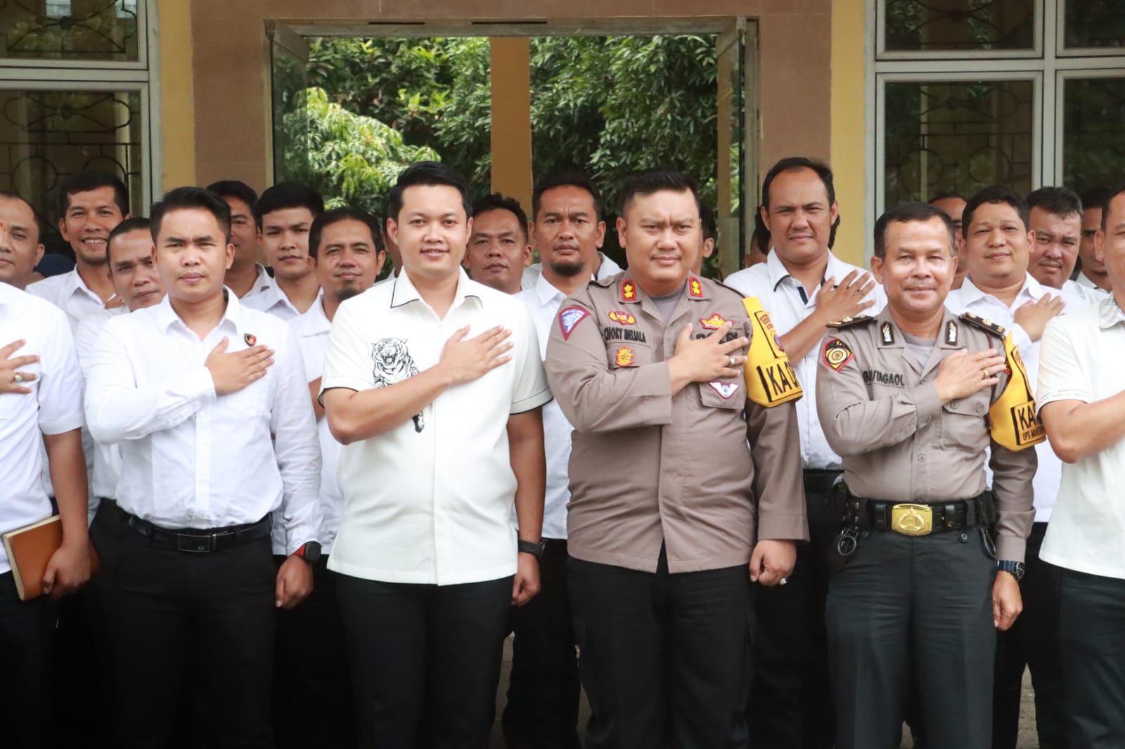 Kapolres Simalungun Kunjungi Sat Reskrim Polres Simalungun Beri Arahan Tingkatkan Soliditas Antara Personel Kapolres Simalungun Kunjungi Sat Reskrim Polres Simalungun Beri Arahan Tingkatkan Soliditas Antara Personel