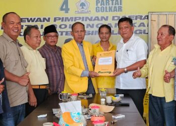 Radiapoh Hasiholan Sinaga Ambil Formulir Pendaftaran Bacalon Bupati Kabupaten Simalungun Dari Partai Golkar