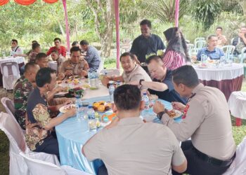 Kapolsek Kotarih Bersama Danramil 17/KTR Hadiri Halal Bihalal Legislator DPR -RI Terpilih Ade Jona Prasetyo