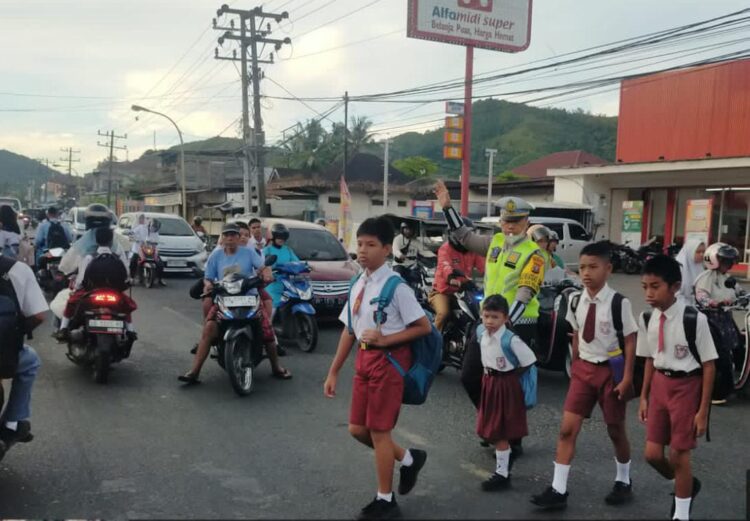 Personil Lantas Polres Tapteng Siaga Atur Lalin Pagi Setiap Simpang
