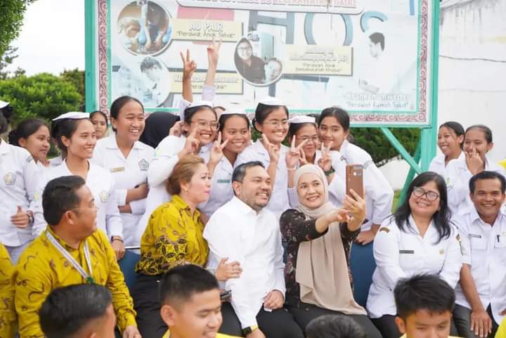 Bupati Pakpak Bharat Serahkan Bantuan Beasiswa Bagi Mahasiswa Politeknik Kesehatan Negeri Medan