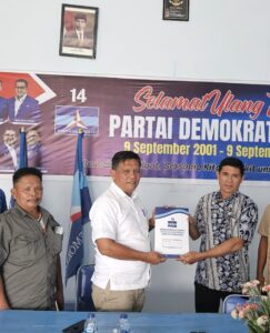 Usai Partai Golkar, Radiapoh Hasiholan Sinaga Ambil Formulir Pendaftaran Balon Bupati Simalungun Ke Partai Demokrat dan Perindo Usai Partai Golkar, Radiapoh Hasiholan Sinaga Ambil Formulir Pendaftaran Balon Bupati Simalungun Ke Partai Demokrat dan Perindo