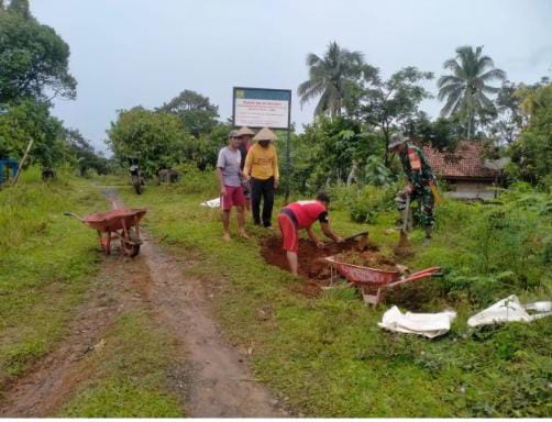 Galakkan Gotong Royong, Babinsa Koramil 05/Banjit Ajak Warga Timbun Jalan Berlubang
