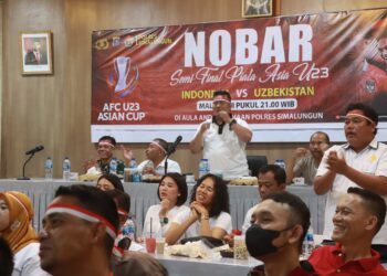 Dukung Timnas Indonesia, Kapolres Simalungun dan Warga Nobar Semifinal Piala Asia U23