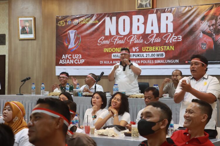 Dukung Timnas Indonesia, Kapolres Simalungun dan Warga Nobar Semifinal Piala Asia U23