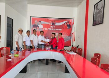 Jalin Komunikasi Ke Parpol, Radiapoh Hasiholan Sinaga Ambil Formulir Pendaftaran Bacalon Bupati Simalungun di PDIP