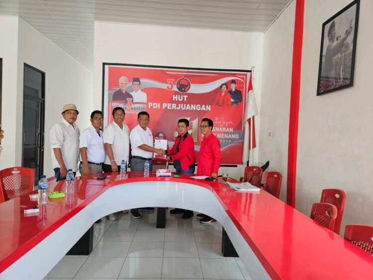 Jalin Komunikasi Ke Parpol, Radiapoh Hasiholan Sinaga Ambil Formulir Pendaftaran Bacalon Bupati Simalungun di PDIP