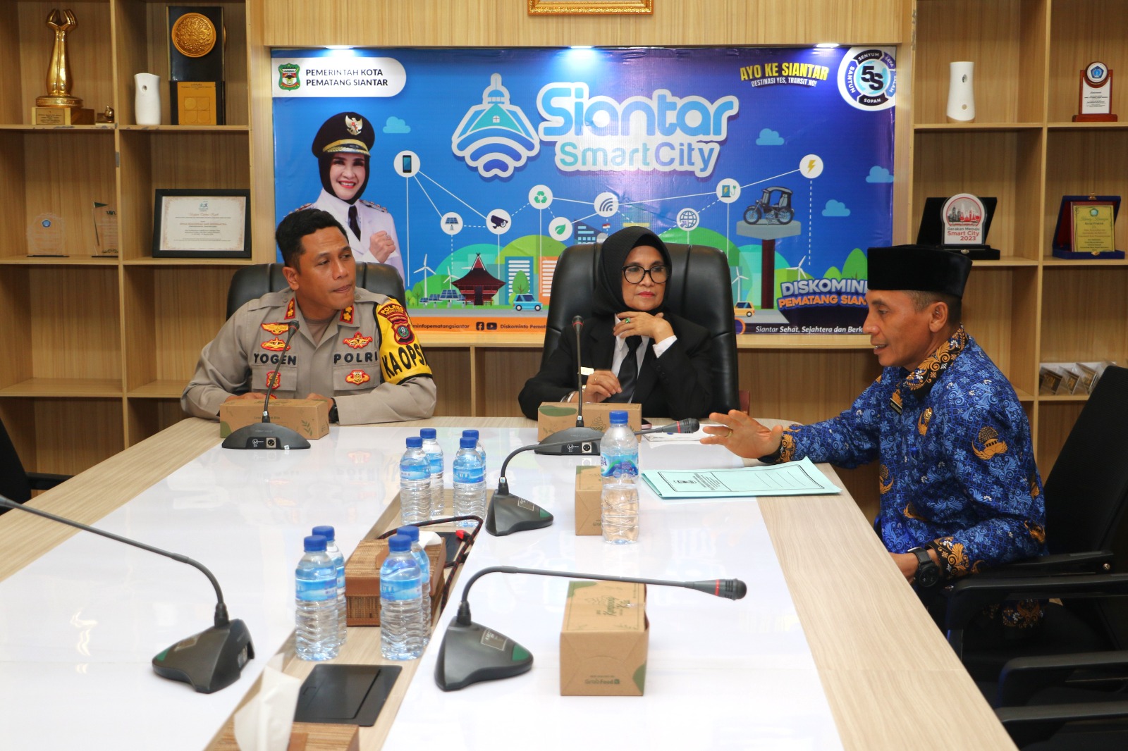 Wali Kota Mengikuti Zoom Meeting Penandatanganan Nota Kesepahaman antara Kementan dan Polri Wali Kota Mengikuti Zoom Meeting Penandatanganan Nota Kesepahaman antara Kementan dan Polri