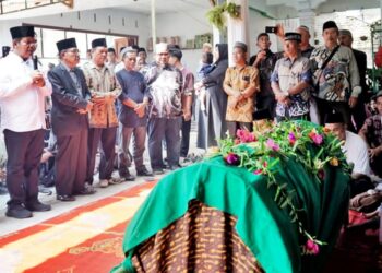 Bupati Simalungun Bersama Ketua DPRD Sampaikan Belasungkawa di Rumah Duka Alm Jaminta Purba