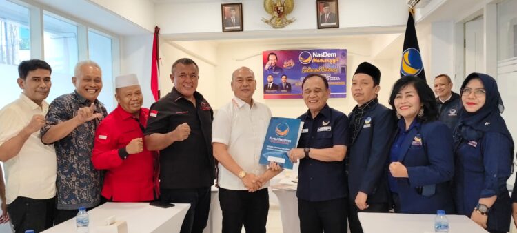 Nikson Nababan Serahkan Formulir Bakal Calon Gubsu 2024 ke Partai NasDem Sumut Nikson Nababan Serahkan Formulir Bakal Calon Gubsu 2024 ke Partai NasDem Sumut