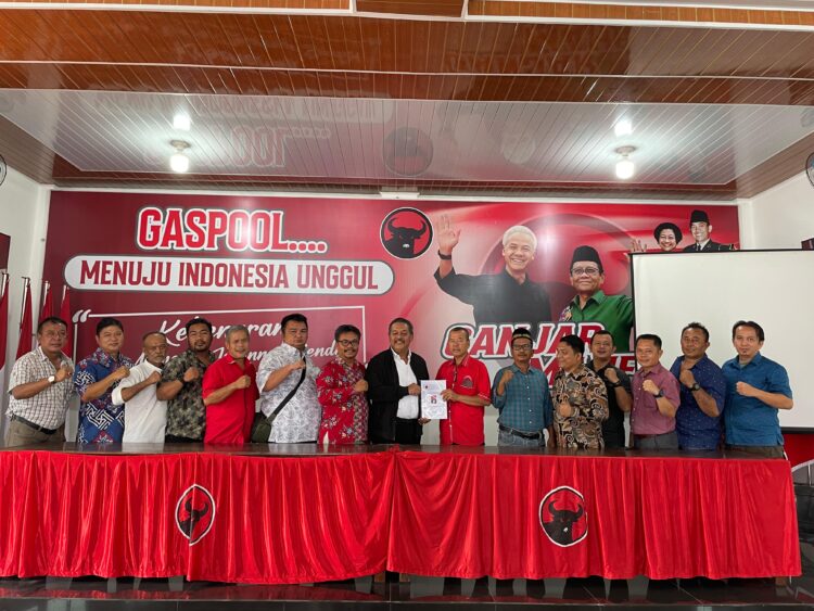 Balon Walikota Siantar dr.Tuahman Purba Kembalikan Berkas Pendaftaran ke PDI Perjuangan Balon Walikota Siantar dr.Tuahman Purba Kembalikan Berkas Pendaftaran ke PDI Perjuangan