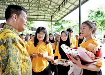 Bupati Simalungun Tinjau Putra - Putri Simalungun Mengikuti Pelatihan di Medan Melalui Program Si Kerja