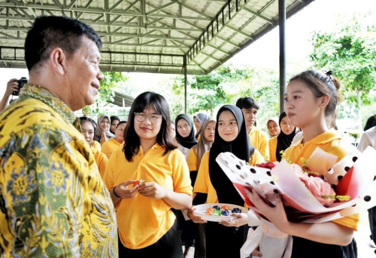 Bupati Simalungun Tinjau Putra - Putri Simalungun Mengikuti Pelatihan di Medan Melalui Program Si Kerja