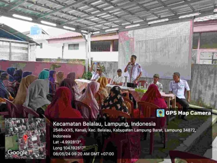 Pekon Kenali Bagikan Pupuk Untuk 295 KPM