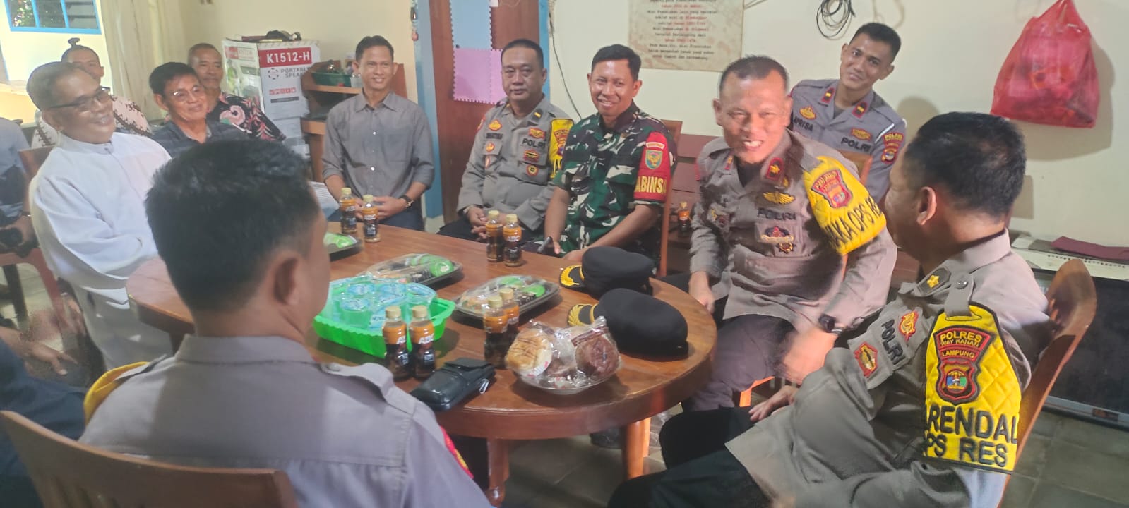 Jelang Pilkada, Wakapolres Way Kanan Jalin Silahturahmi Dengan Tokoh Agama di Gereja Khatolik Keluarga Kudus Jelang Pilkada, Wakapolres Way Kanan Jalin Silahturahmi Dengan Tokoh Agama di Gereja Khatolik Keluarga Kudus