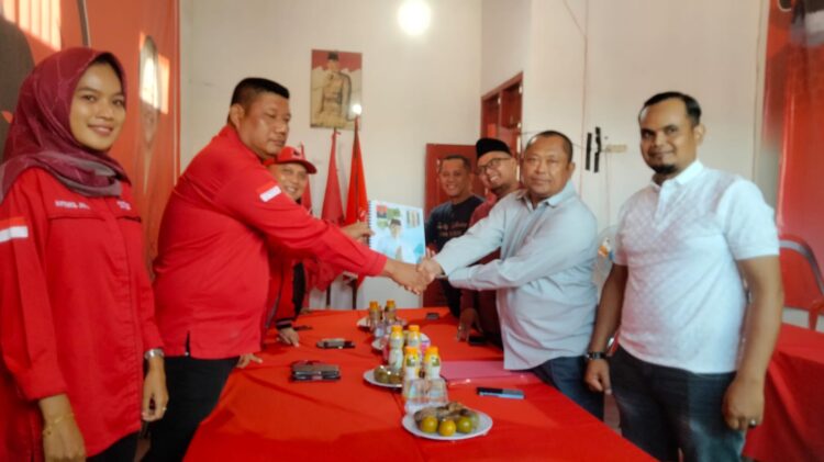 Drs Ali Rahman MT Kembalikan Berkas Formulir Bakal Calon Bupati Ke DPC PDIP Way Kanan