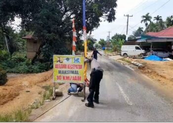 Polres Tapteng Pasang Peringatan Waspada Di Jalan Sibolga -Barus Yang Longsor