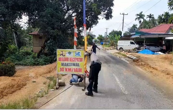 Polres Tapteng Pasang Peringatan Waspada Di Jalan Sibolga -Barus Yang Longsor