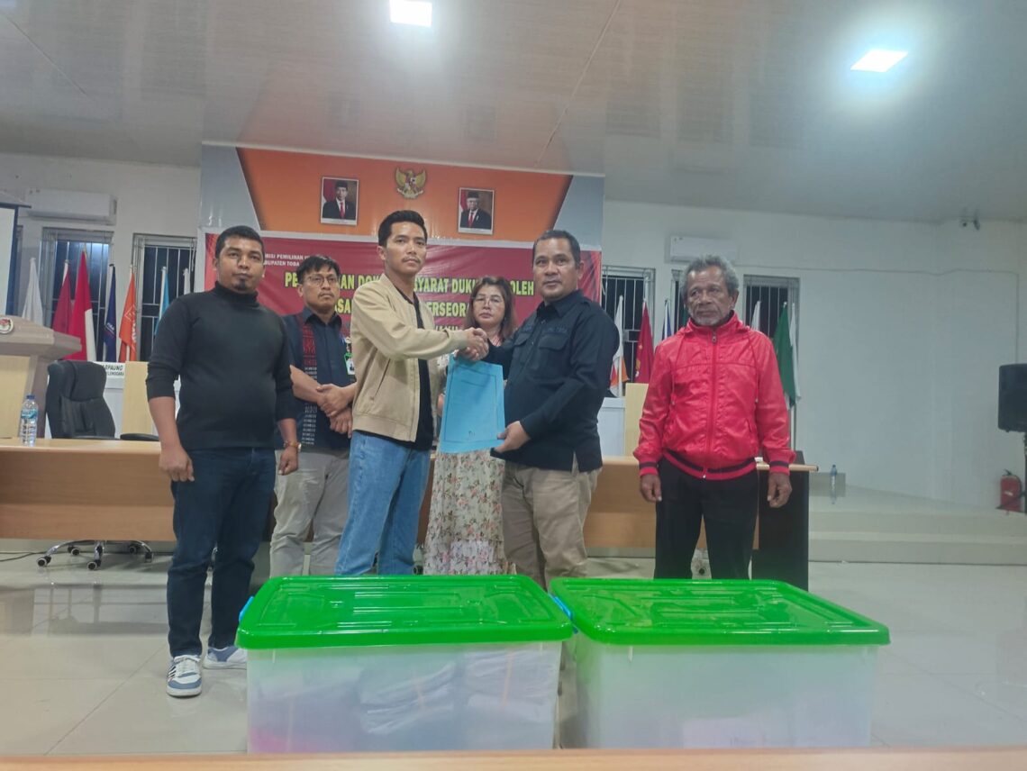 KPUD Toba Terima Pendaftaran Bacalon Bupati Toba Jalur Independen, Thurman Hutapea - Ronald Panjaitan KPUD Toba Terima Pendaftaran Bacalon Bupati Toba Jalur Independen, Thurman Hutapea - Ronald Panjaitan