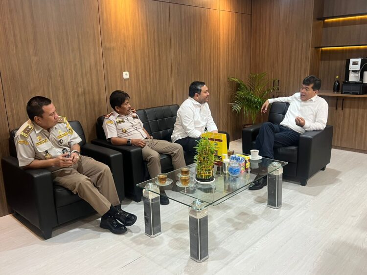 Bupati Franc Bernhard Tumanggor Bahas Sertifikat Produk Unggulan Pakpak Bharat Bersama Kepala Badan Karantina Indonesia Bupati Franc Bernhard Tumanggor Bahas Sertifikat Produk Unggulan Pakpak Bharat Bersama Kepala Badan Karantina Indonesia