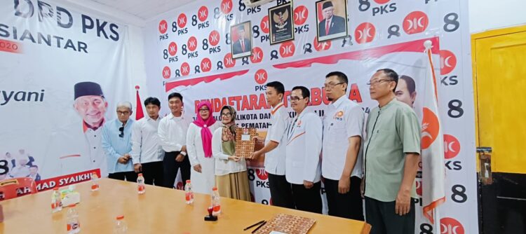 dr Susanti Kembalikan Berkas Pencalonan Bacalon Wali Kota ke DPD PKS Kota Pematangsiantar dr Susanti Kembalikan Berkas Pencalonan Bacalon Wali Kota ke DPD PKS Kota Pematangsiantar