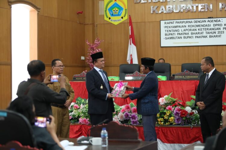 Wakil Bupati Pakpak Bharat Hadiri Sidang Paripurna DPRD Dengan Agenda  Penyampaian Rekomendasi DPRD Tentang LKPj