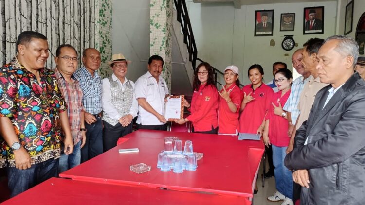 Bakal Calon Bupati Toba Thurman Hutapea Resmi Mendaftar ke Partai PDIP