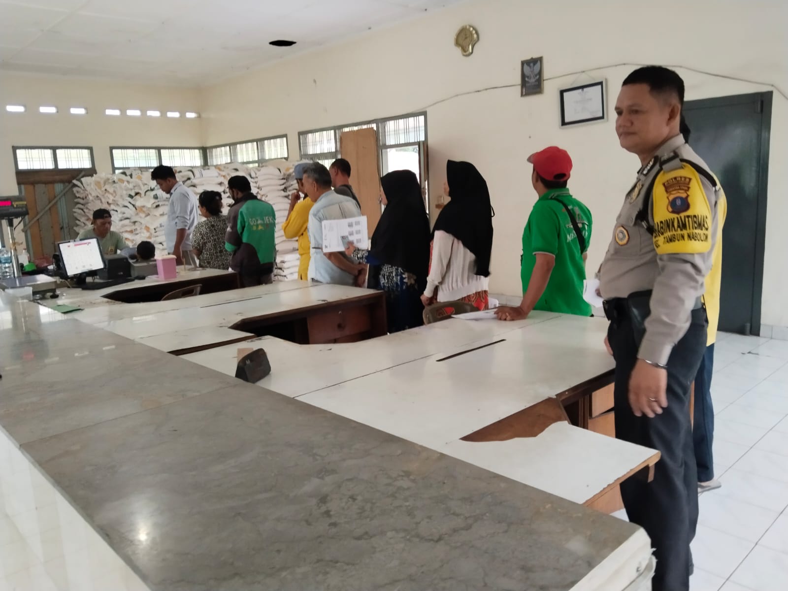 Polsek Siantar Martoba Laksanakan Pengamanan Penyaluran Cadangan Pangan Kepada Masyarakat Polsek Siantar Martoba Laksanakan Pengamanan Penyaluran Cadangan Pangan Kepada Masyarakat