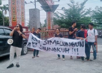 KPU Simalungun Disinyalir Langgar Kode Etik, Mahasiswa Unras Saat Pelantikan PPK