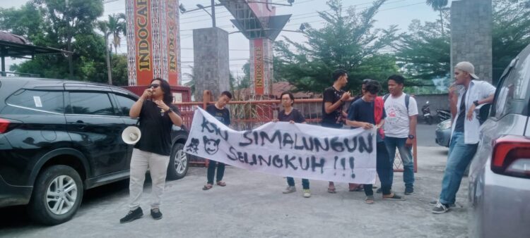 KPU Simalungun Disinyalir Langgar Kode Etik, Mahasiswa Unras Saat Pelantikan PPK