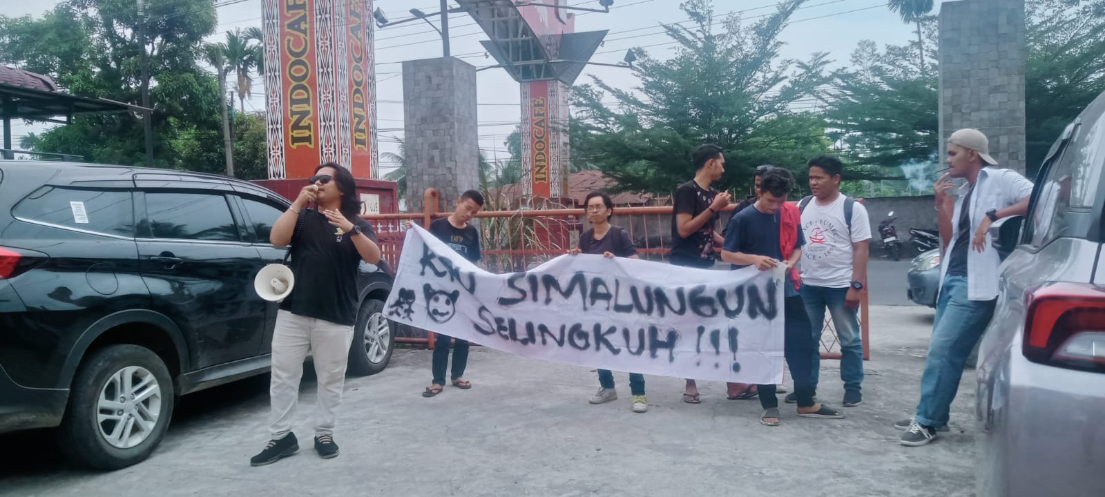 KPU Simalungun Disinyalir Langgar Kode Etik, Mahasiswa Unras Saat Pelantikan PPK KPU Simalungun Disinyalir Langgar Kode Etik, Mahasiswa Unras Saat Pelantikan PPK