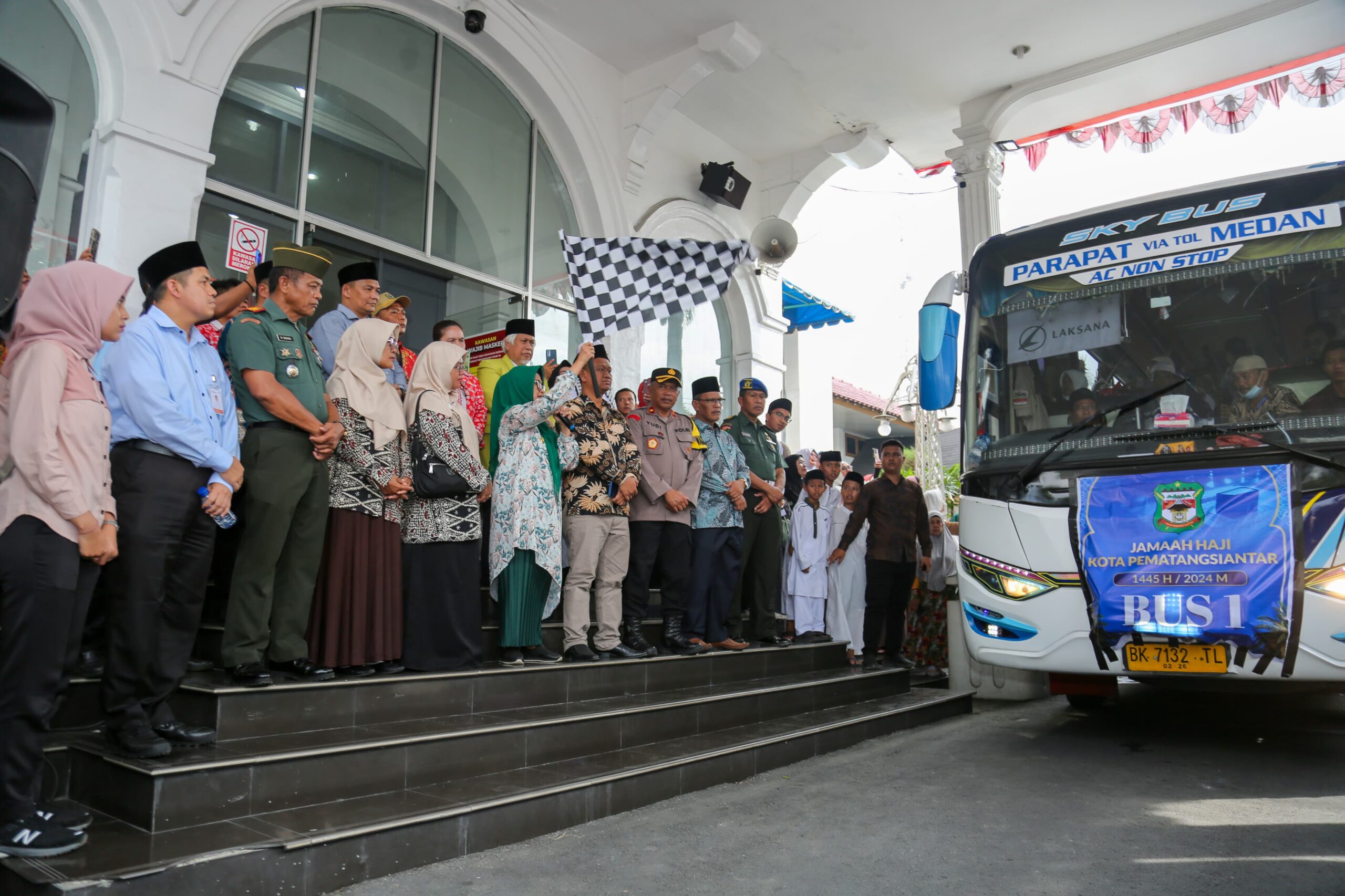 Wali Kota Melepas Pemberangkatan 198 Calon Jamaah Haji/Hajjah Kota Pematangsiantar 
