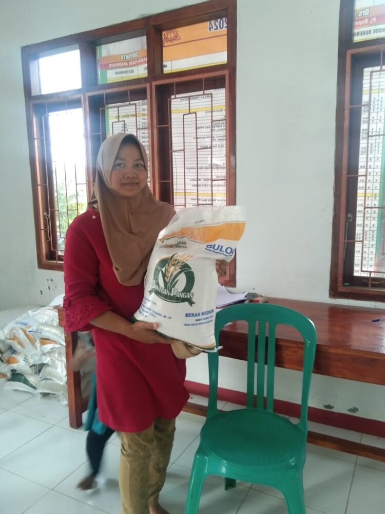 Pekon Argomulyo Kecamatan Batu Ketulis Bagikan Beras CPP Kepada 296 KPM