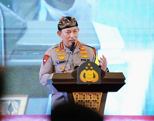 Kapolri Beri Penghargaan Casis Bintara Jari Putus Dibegal Masuk Bintara Polri Kapolri Beri Penghargaan Casis Bintara Jari Putus Dibegal Masuk Bintara Polri