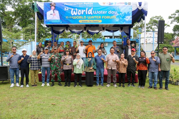  Wali Kota Bersama USAID Indonesia IUWASH Tangguh Gelar Tanam Pohon di Waduk Perumda Tirta Uli