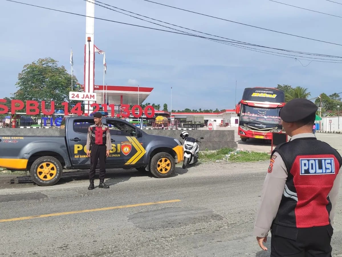 Polres Simalungun Amankan Arus Lalu Lintas di Jalur Wisata Saat Libur Akhir Pekan Polres Simalungun Amankan Arus Lalu Lintas di Jalur Wisata Saat Libur Akhir Pekan