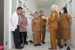 Wali Kota Pematangsiantar Jenguk Bocah Perempuan Berusia 6 Tahun Korban pencabulan, Berikan Semangat dan Perhatian 